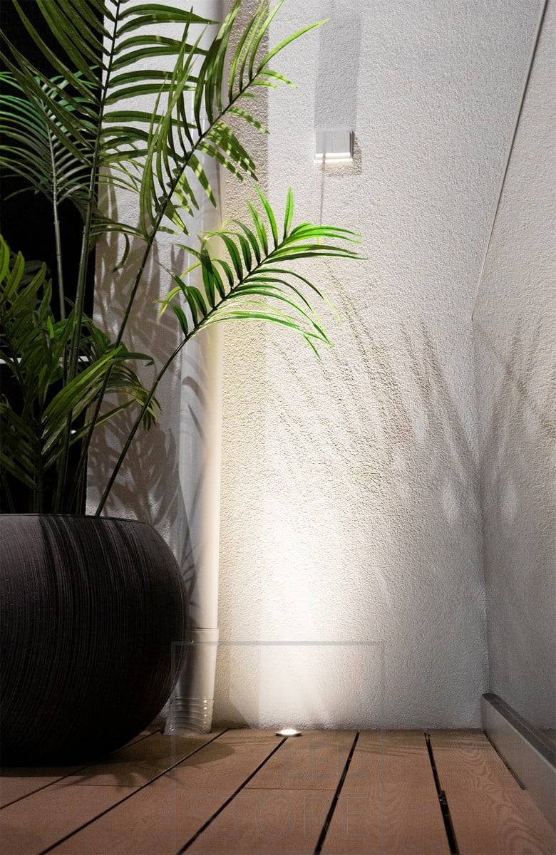 pot de terrasse 3W, qui éclaire vers le haut à travers le mur et met en valeur la plante. Les spots de terrasse orientés vers le haut doivent être placés près d'une surface réfléchissante pour éviter l'éblouissement. Ledstore.fi