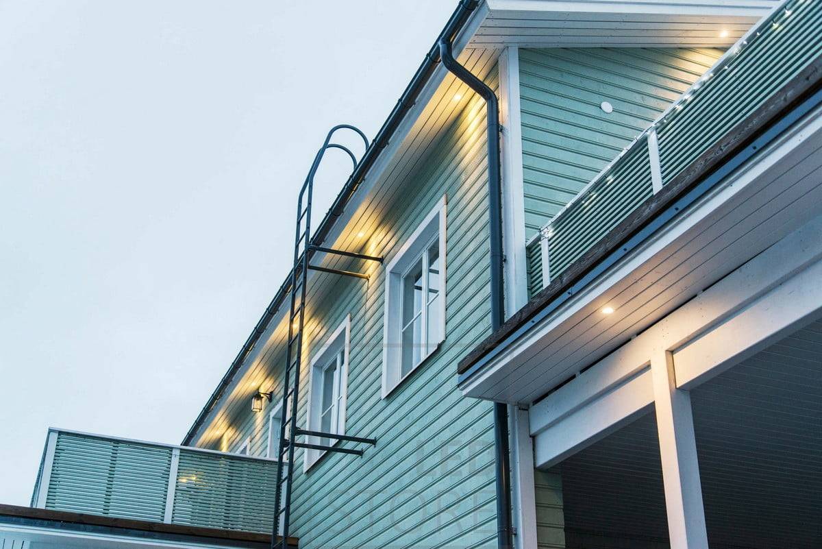 Eclairage extérieur de la façade avec des projecteurs montés dans la gouttière. Ledstore.fi