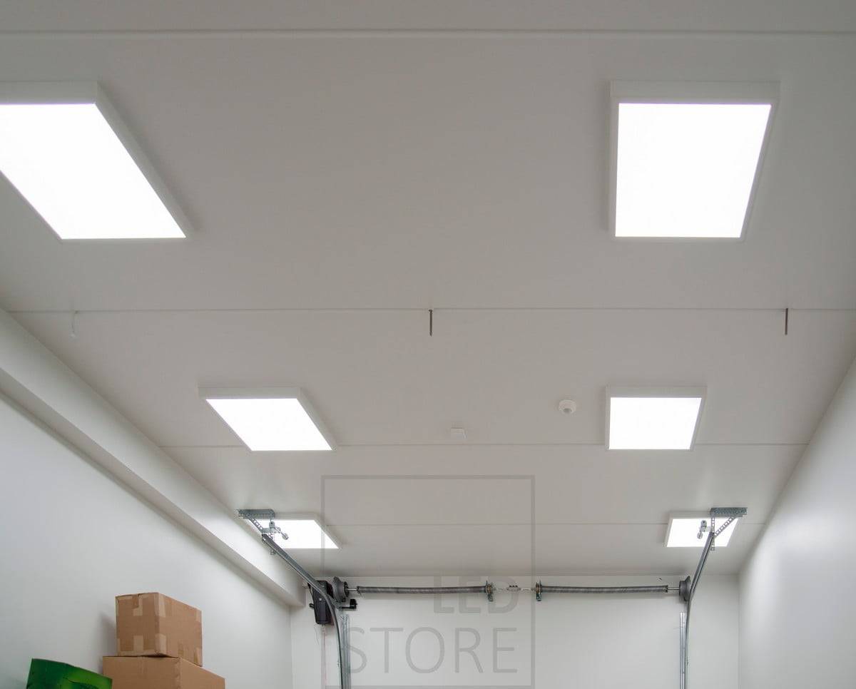 panneaux de 60cmx60cm au plafond apportant un éclairage général efficace à l'entrepôt. Ledstore.fi