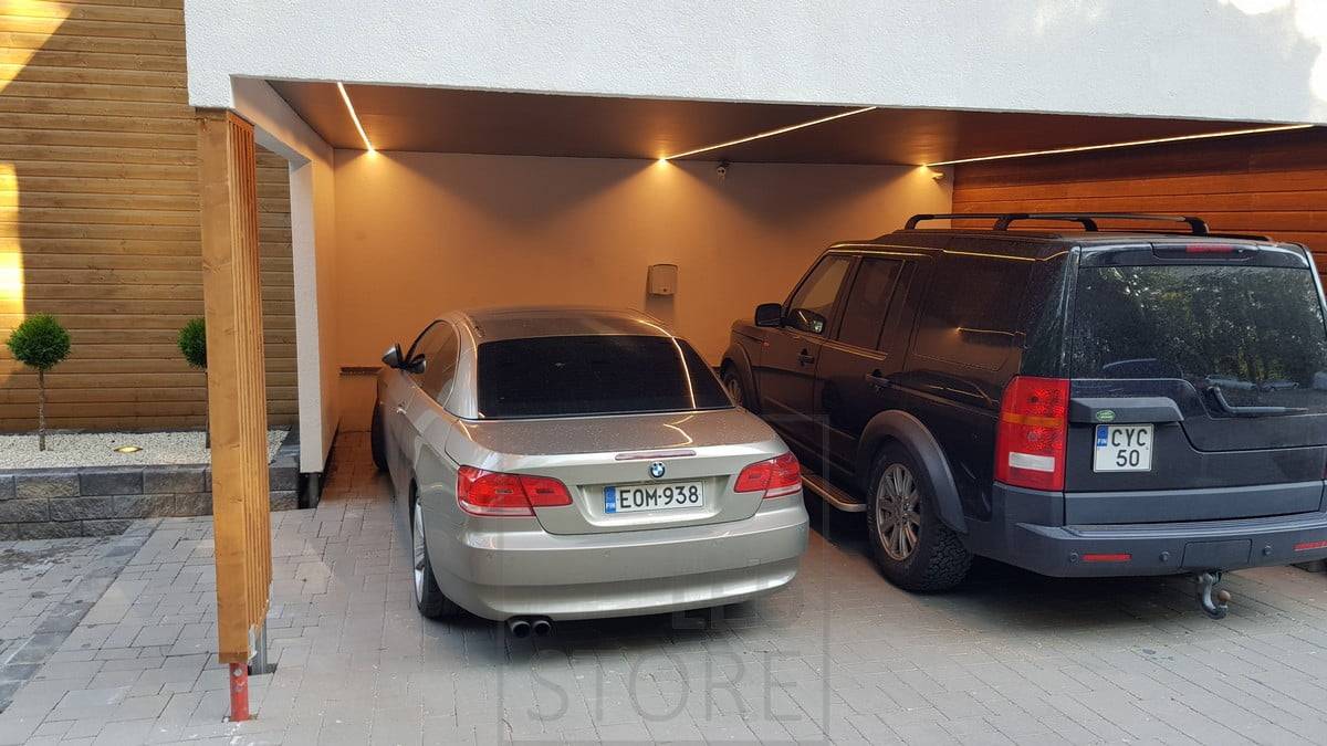 Toit d'abri de voiture avec bandes LED dans un profil de surface étroit. Ledstore.fi
