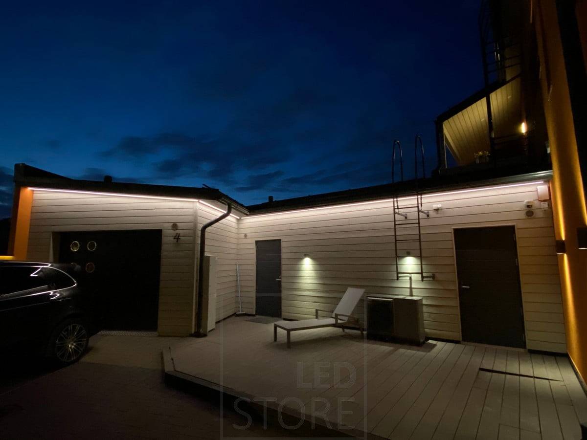 Bandes LED éclairant la façade d'une maison. Ledstore.fi
