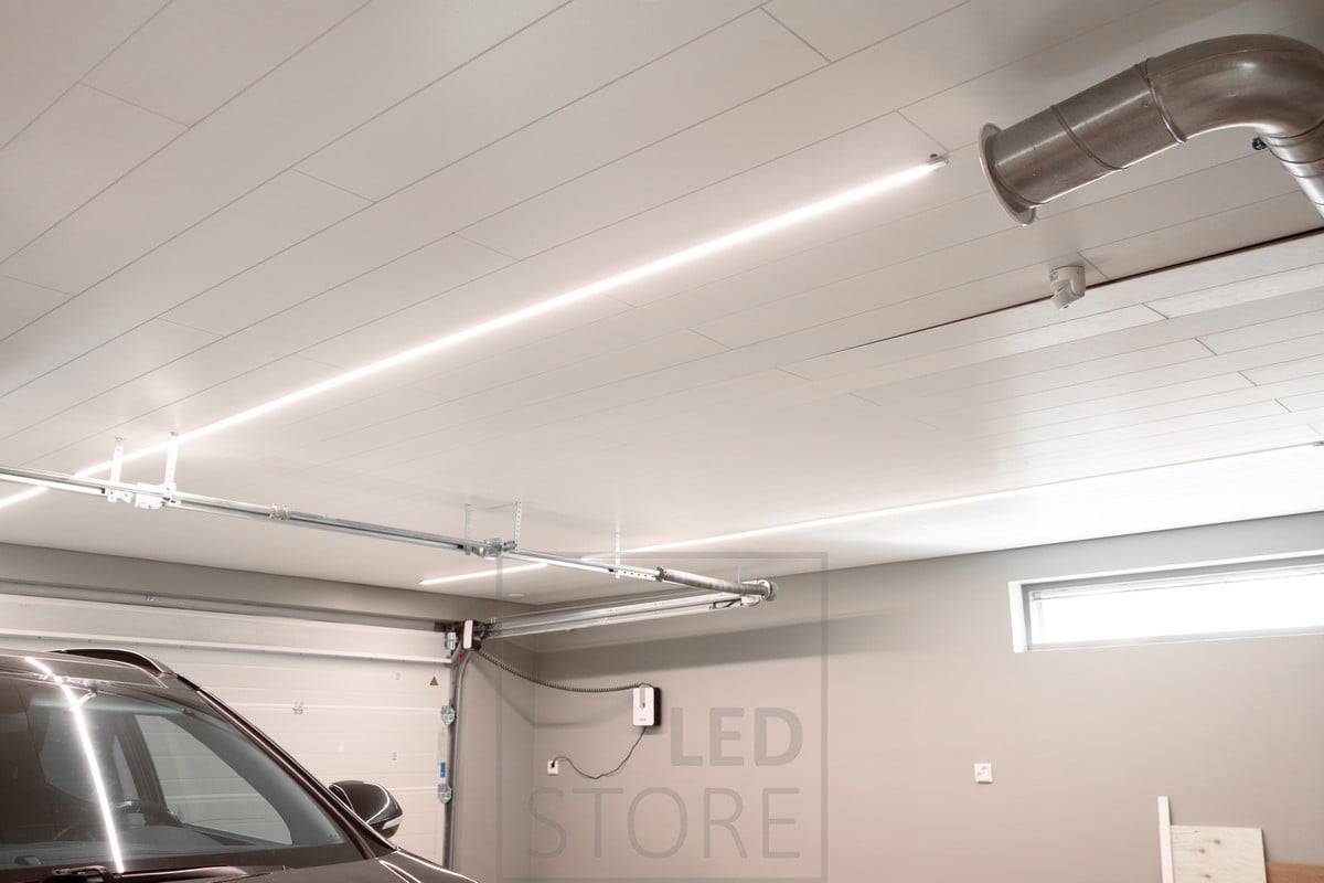 Bandes LED sur les profils de surface d'un toit de garage. Ledstore.fi