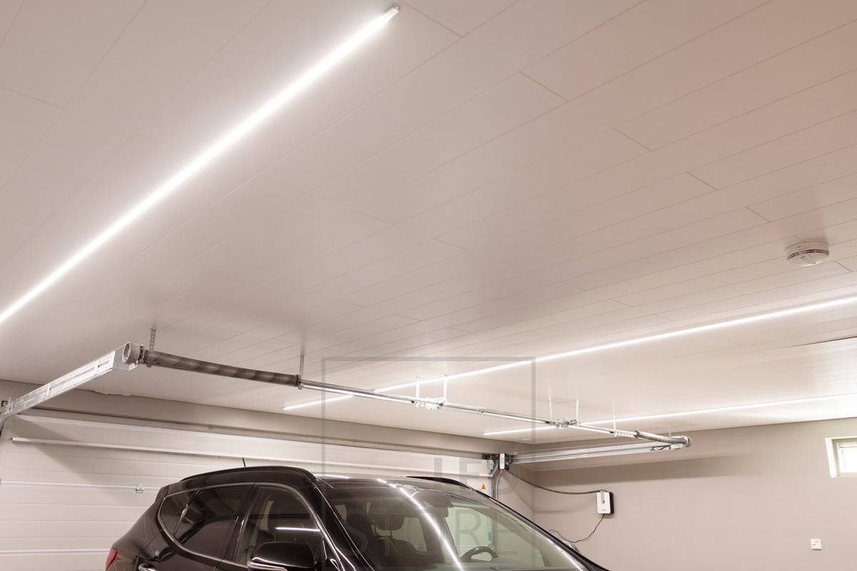 Bandes LED en profilés de surface étroits sur le toit d'un garage. Ledstore.fi