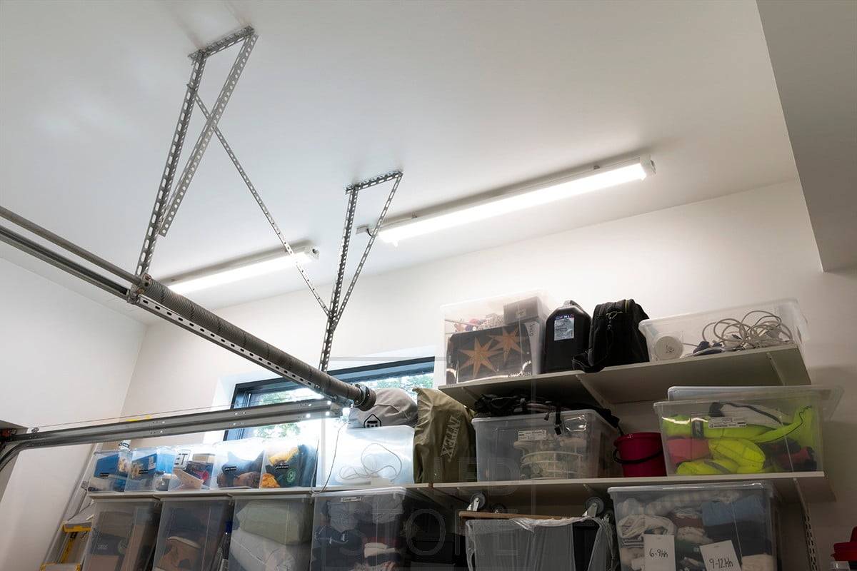 Les luminaires Jana au plafond de l'entrepôt éclairent efficacement l'espace. Ledstore.fi