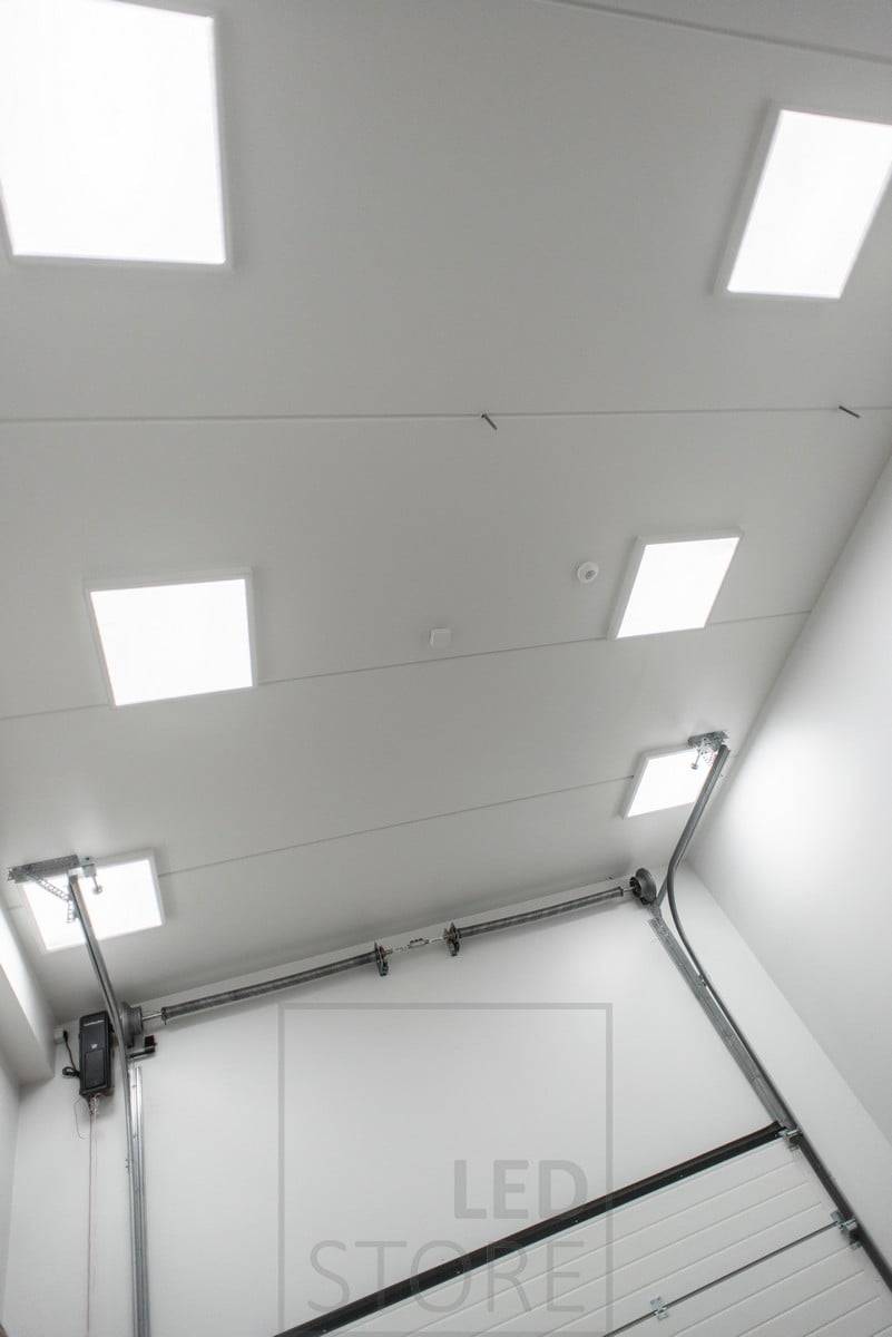 Grandes lampes à panneau de 60cmx60cm dans des cadres de surface au plafond pour fournir un éclairage uniforme et efficace. Ledstore.fi