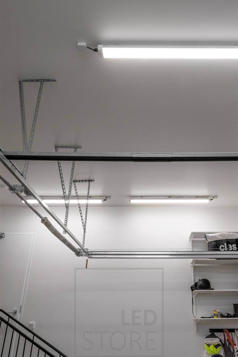 Lampes Jana au plafond. Le luminaire est efficace et la température de couleur de la lumière est de 3500K. Ledstore.fi