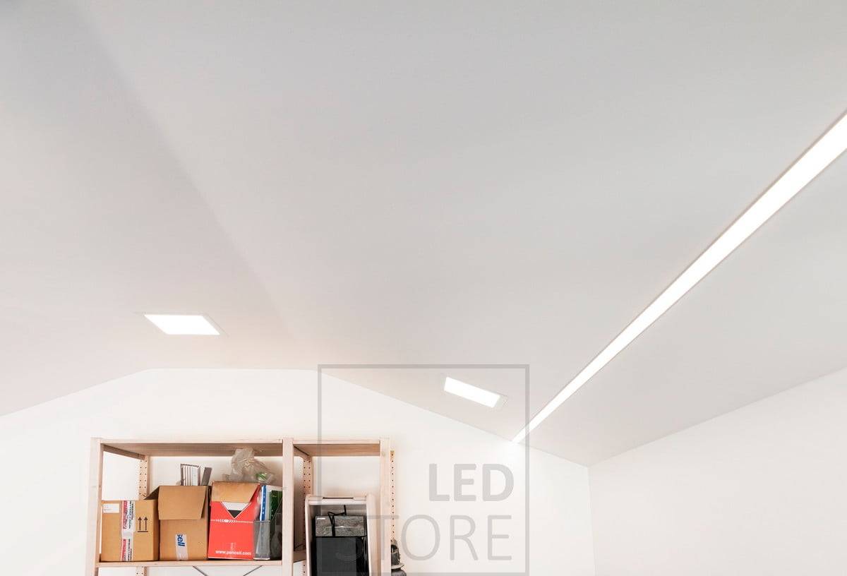 Luminaires encastrés combinés à de larges profils encastrés sur les côtés de la pièce. Deux bandes de LED à l'intérieur du profilé. Ledstore.fi