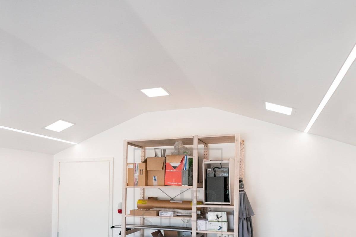 Luminaires encastrés combinés à de larges profils encastrés sur les côtés de la pièce. Ledstore.fi