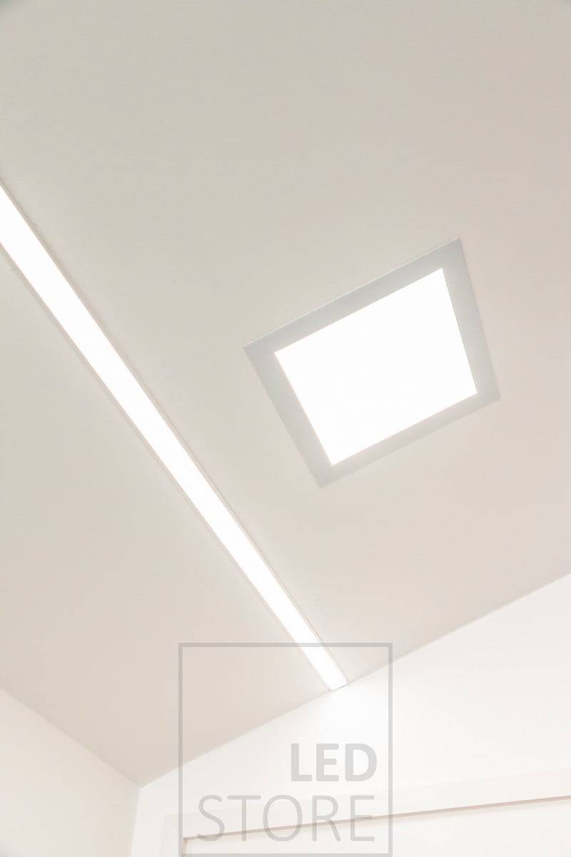Luminaire encastré à panneau combiné à un large profil encastré. Ledstore.fi