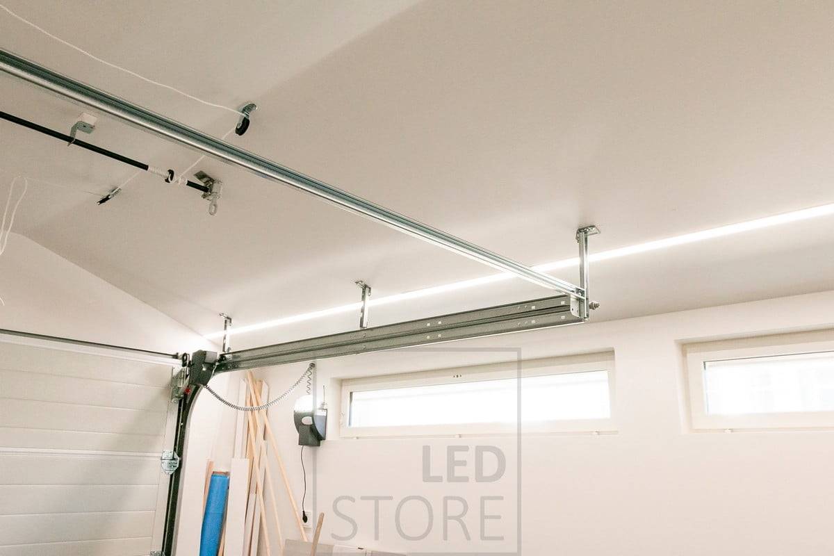 Eclairage de garage avec des bandes de leds dans un large profilé affleurant. Deux bandes de leds à l'intérieur du profil. Ledstore.fi