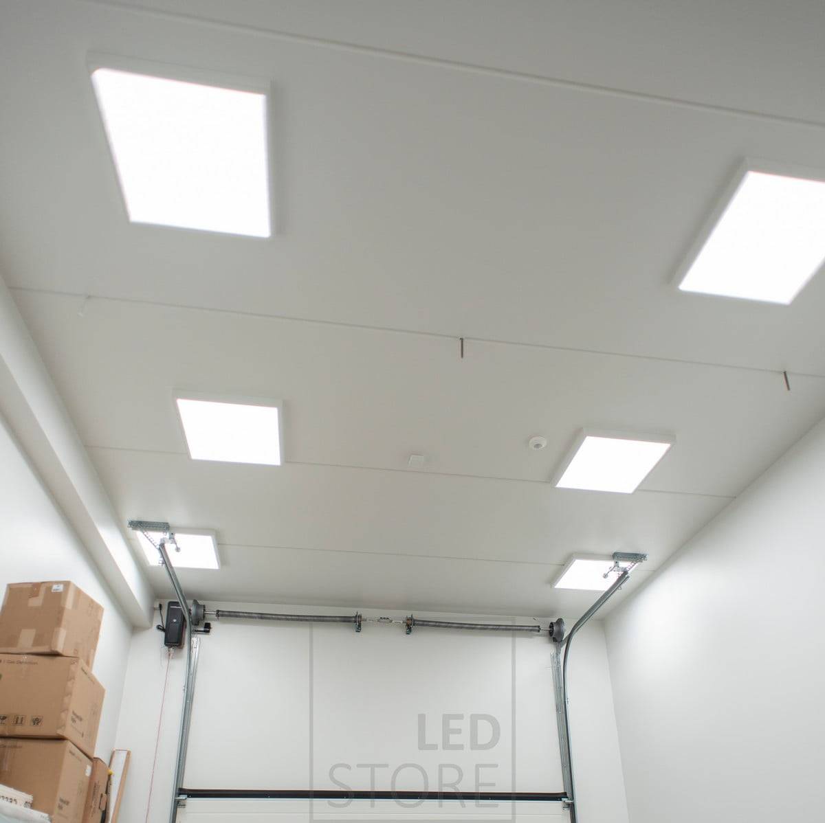 Texte alternatif SEO : "Enseigne LED STORE sur fond vert avec un contour carré blanc, promouvant des solutions d'éclairage LED économes en énergie.
