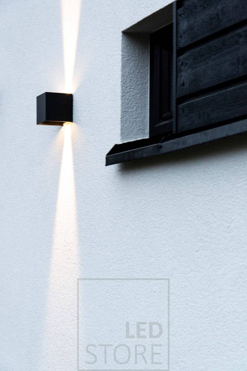 Applique bidirectionnelle FUNK pour un mur d'entrepôt. Le luminaire est gradable et à l'intérieur du luminaire il y a 4 ailes mobiles séparément à partir desquelles l'angle d'ouverture de la lumière peut être ajusté. Ledstore.fi