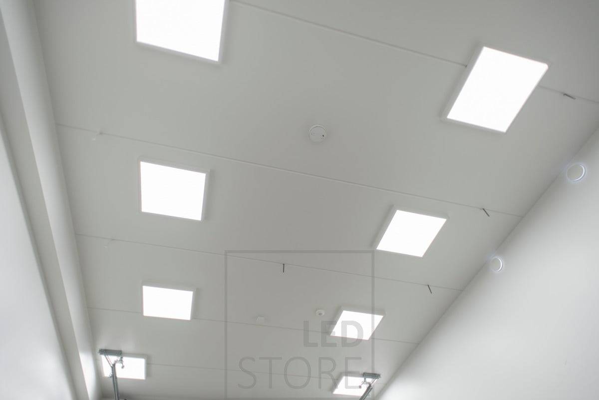 De grands panneaux de 60 cm x 60 cm au plafond pour apporter une lumière générale efficace et uniforme dans l'espace. Ledstore.fi