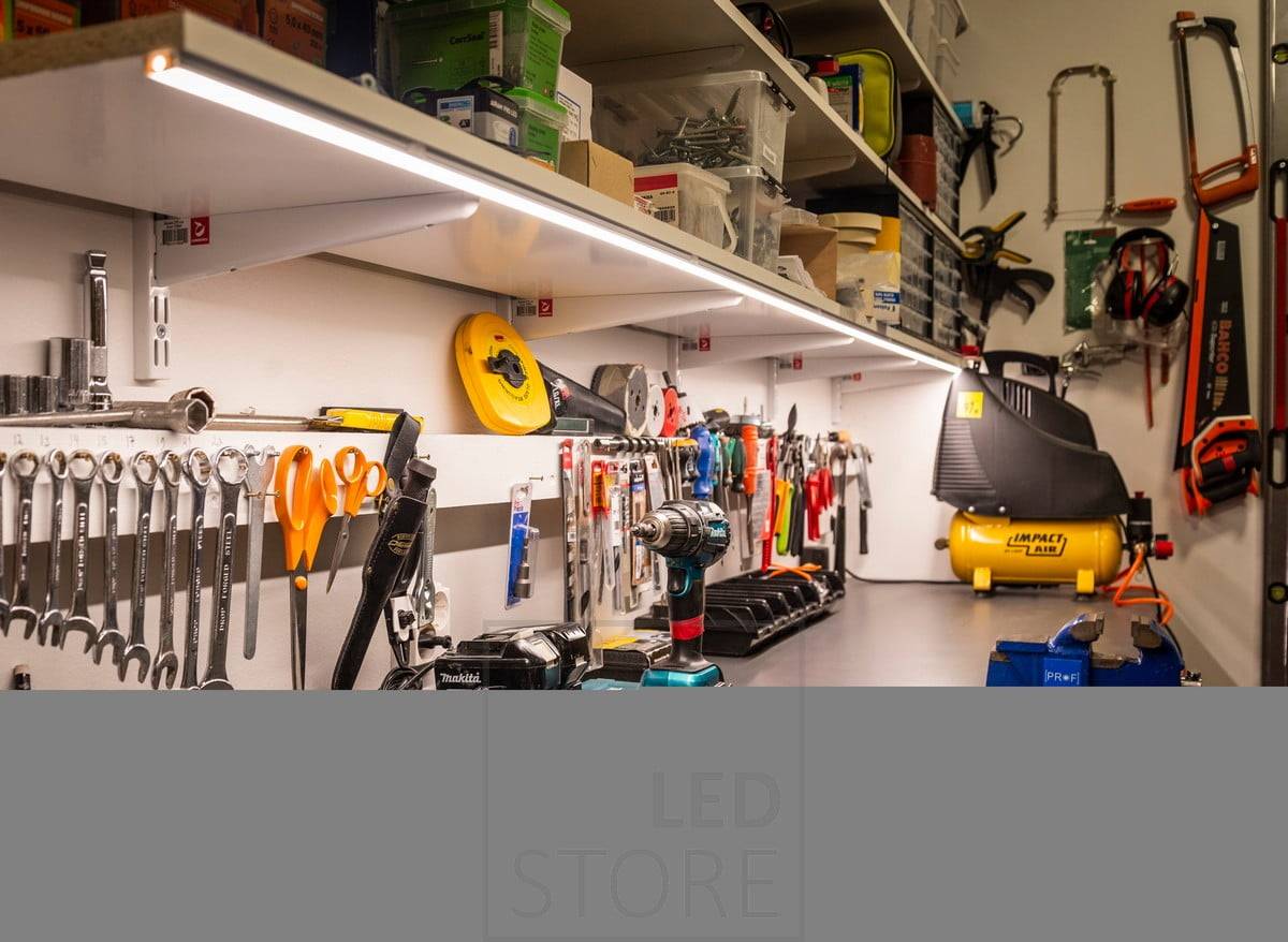 Bande LED dans une surface à profil bas au bas de l'étagère pour éclairer le poste de travail et les outils. Ledstore.fi