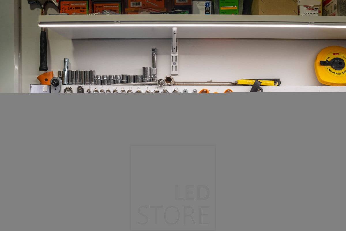 Bande LED sur le fond d'une étagère pour éclairer le poste de travail et les outils. Ledstore.fi