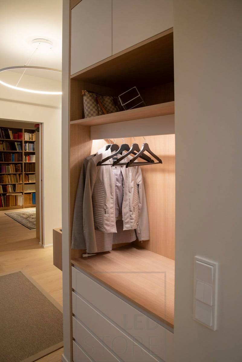Ruban de diodes électroluminescentes derrière une moulure montée sur une surface basse. Illumine l'armoire avec une lumière indirecte. Ledstore.fi