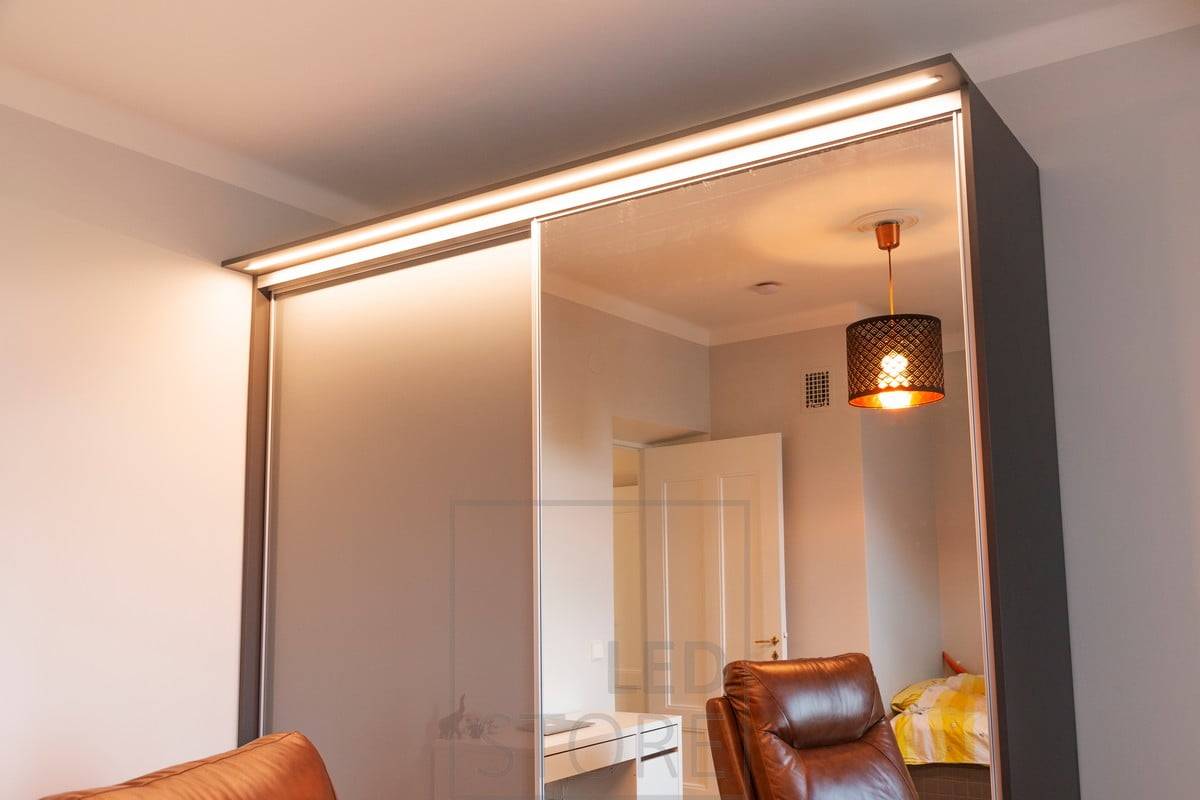 Armoire avec une boîte encastrée avec une bande de LED intégrée dans le profil affleurant. Fonctionne comme une excellente lampe et éclaire l'armoire et son contenu. Ledstore.fi