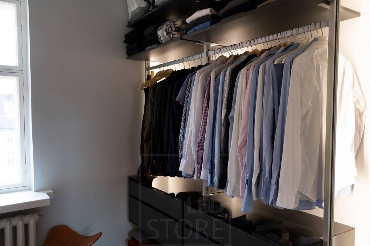 Bande LED éclairant une lumière indirecte dans une armoire ouverte. Ledstore.fi