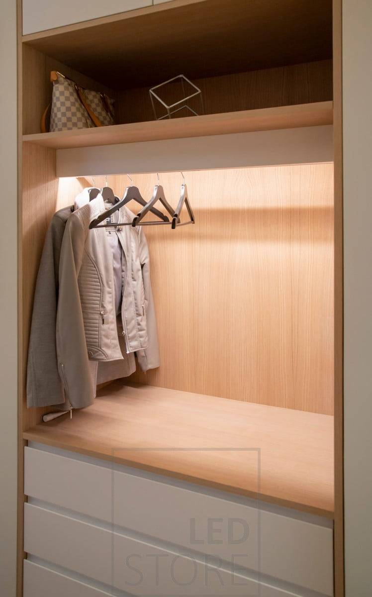 Ruban LED derrière une moulure dans une surface à profil bas. Éclaire le meuble d'une lumière indirecte. Ledstore.fi