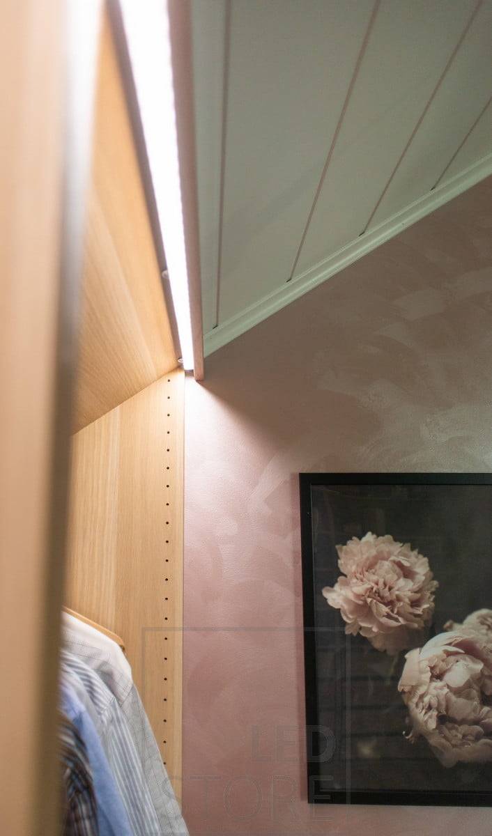 Pour les armoires ouvertes, des bandes LED installées à l'avant des armoires permettent d'éclairer indirectement l'espace et de mettre en lumière le contenu des armoires. L'utilisation de l'armoire est ainsi plus confortable. Ledstore.fi