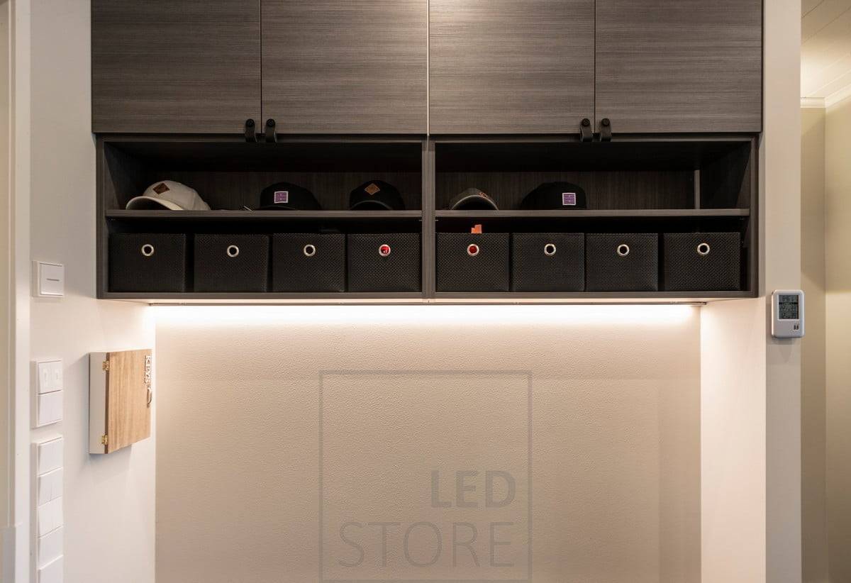 Bande LED montée sur la base d'une armoire murale pour éclairer indirectement l'espace. Ledstore.fi
