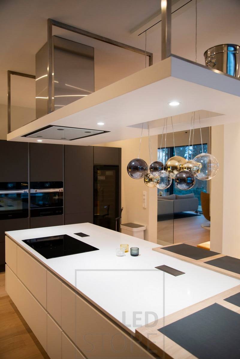 Eclairage d'îlot de cuisine réalisé avec des spots. Ledstore.fi