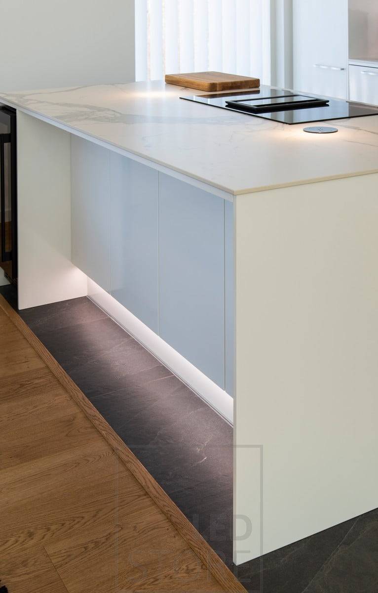 Éclairage de socle créant une lumière indirecte. Peut également être installé sur un détecteur de mouvement. Ledstore.fi