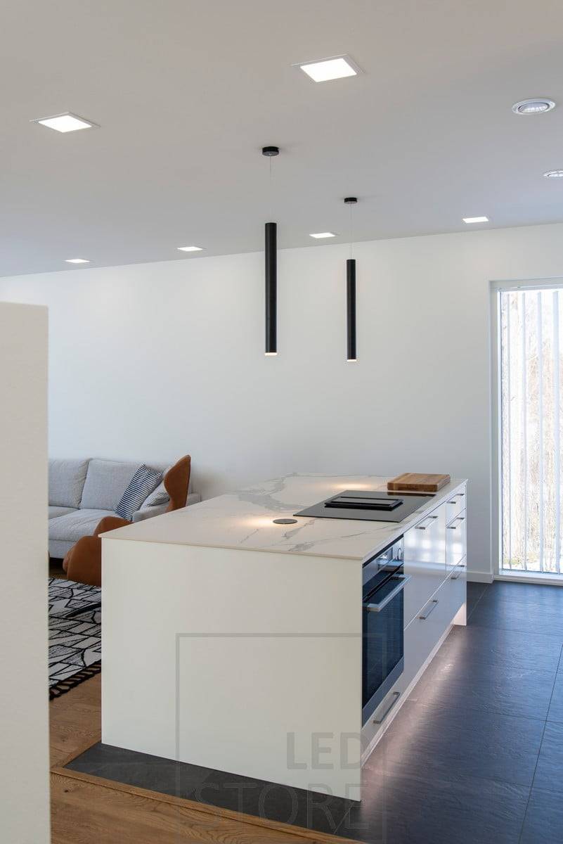 Des lampes cheminées comme élément décoratif sur un îlot, un panneau de 200 lampes au plafond et une bande de leds sur le socle. Ledstore.fi