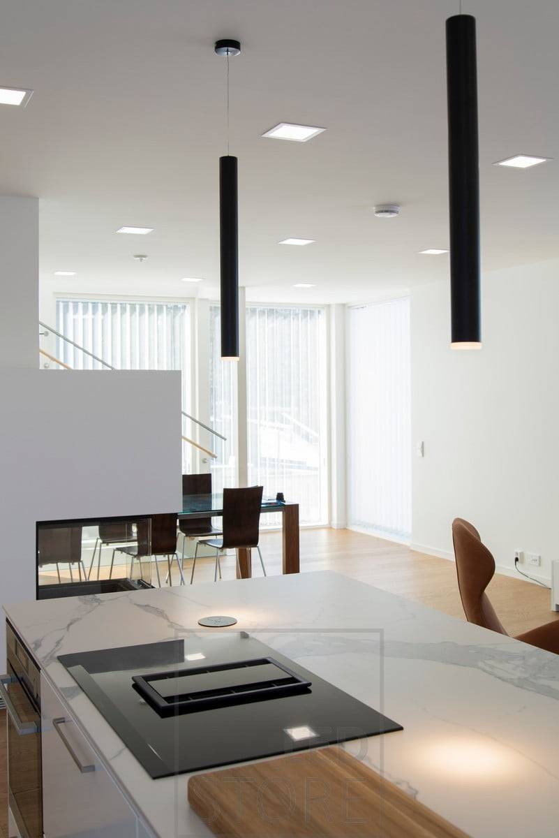Panneau de 200 luminaires au plafond, au-dessus d'un îlot de lampes suspendues. Ledstore.fi