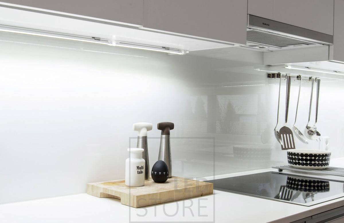 Lampe de comptoir dans un profil de surface étroit monté sur le fond d'une armoire. Ledstore.fi