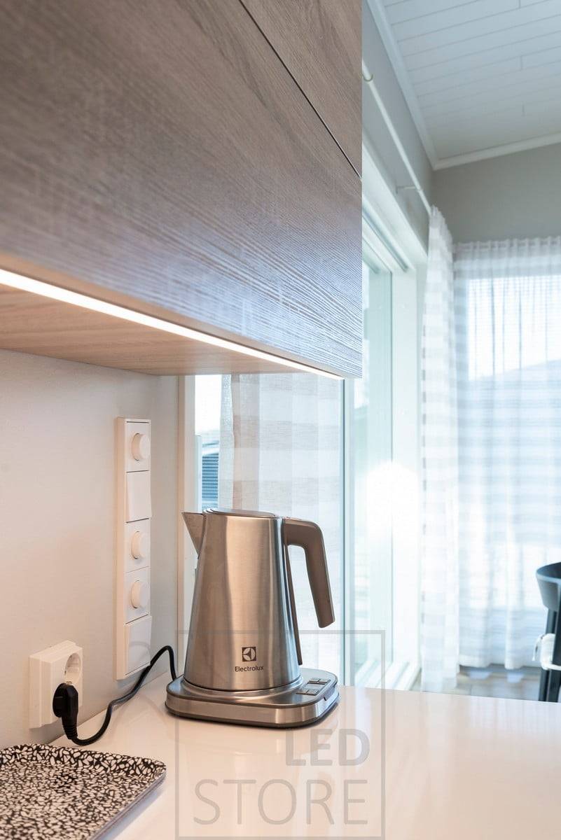 Ruban de leds sur le bord avant de l'armoire. Ledstore.fi