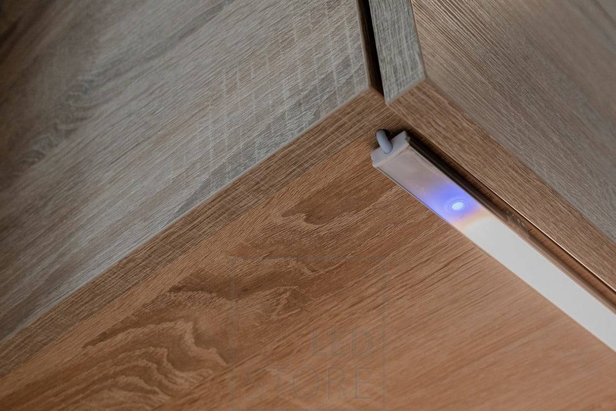 Gros plan d'un disjoncteur destiné à être monté sur des profilés à LED. Avec interrupteur ON/OFF et gradateur. Ledstore.fi