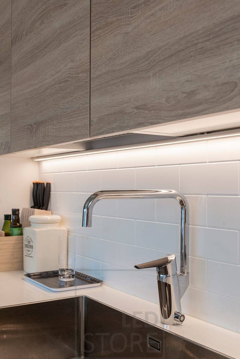 Eclairage d'appoint avec bande LED en profilé de surface large. Ledstore.fi