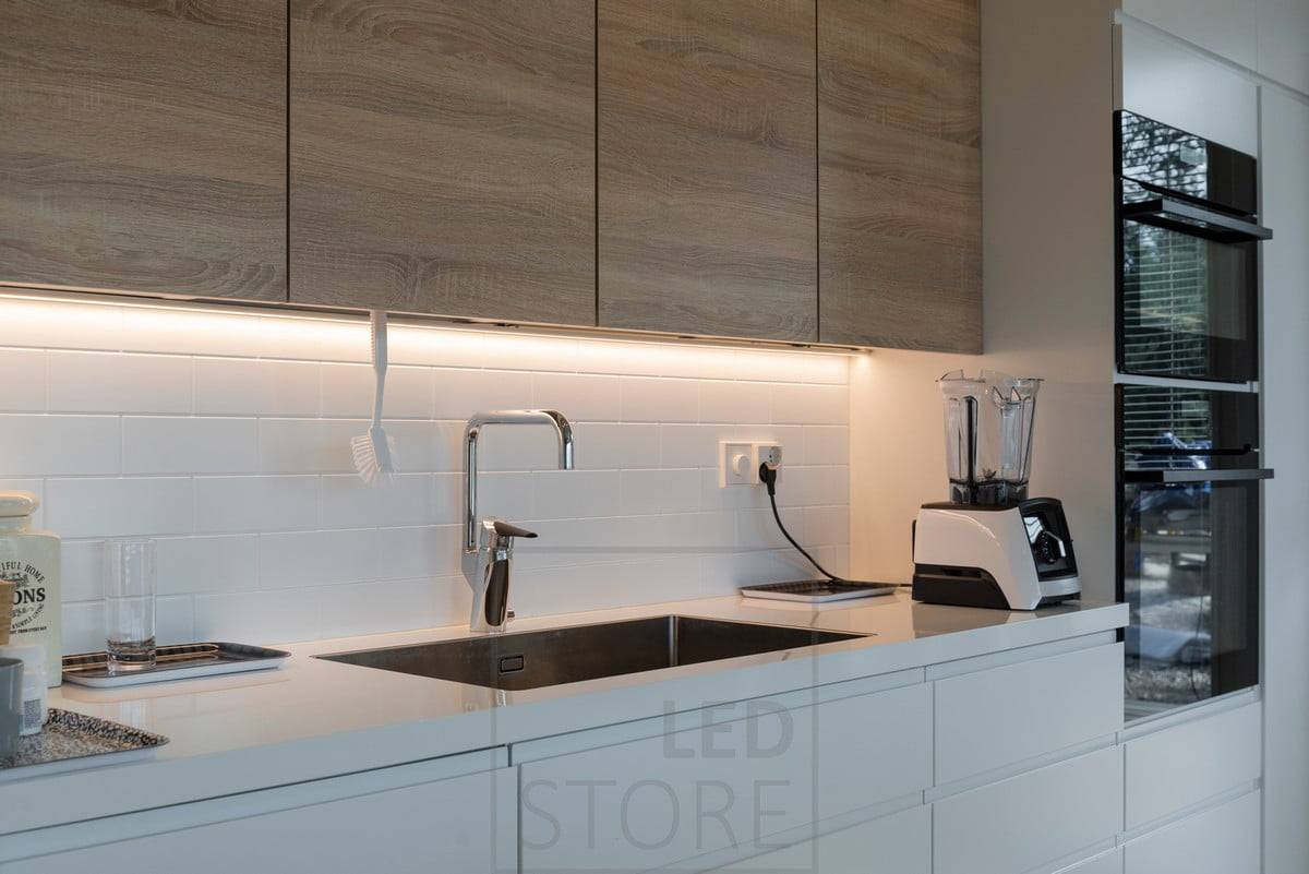 Bande LED pour l'éclairage du plan de travail dans la cuisine. Ledstore.fi