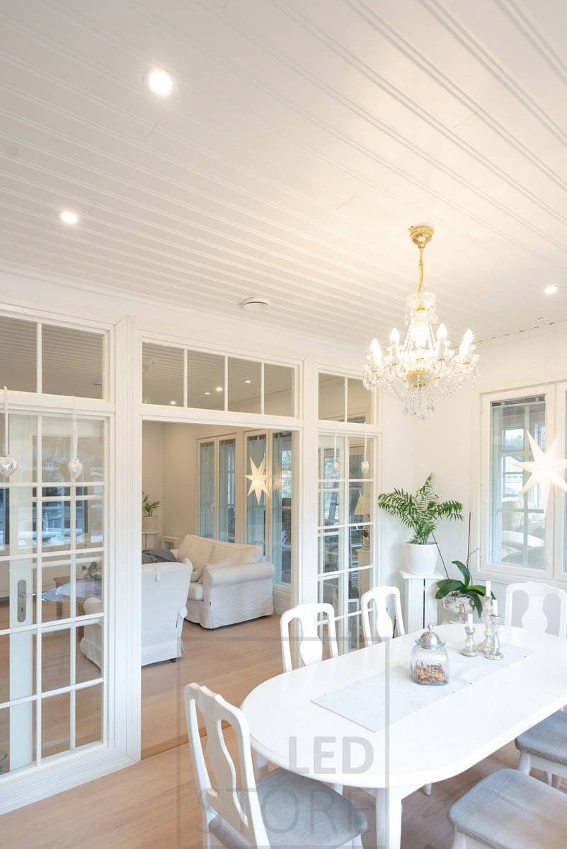 Des spots dans la salle à manger pour soutenir la lumière de l'éclairage intérieur. Ledstore.fi