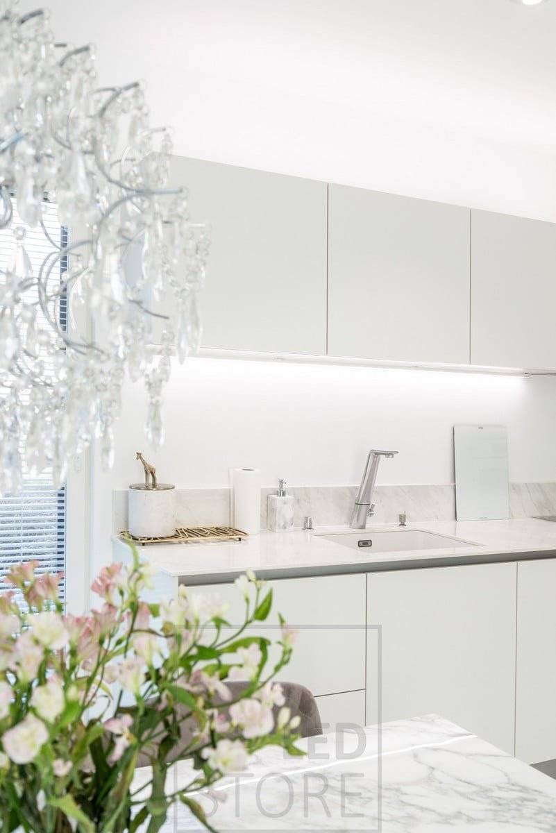 Cuisine éclairée par des bandes de leds sous et sur l'armoire supérieure. Ledstore.fi