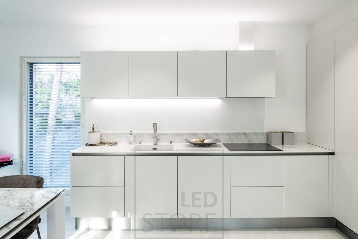 Dans la cuisine, une lumière plate fixée au bas de l'armoire et une autre bande de LED fournissant une lumière indirecte sur le dessus des armoires. Ledstore.fi