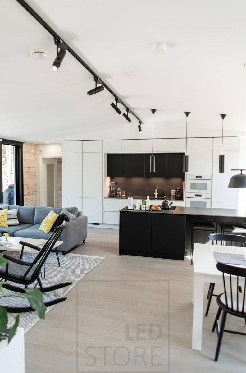 Dans le plan d'étage ouvert, un éclairage polyvalent a été mis en place avec des rails triphasés, des lampes suspendues et des bandes de LED. Ledstore.fi