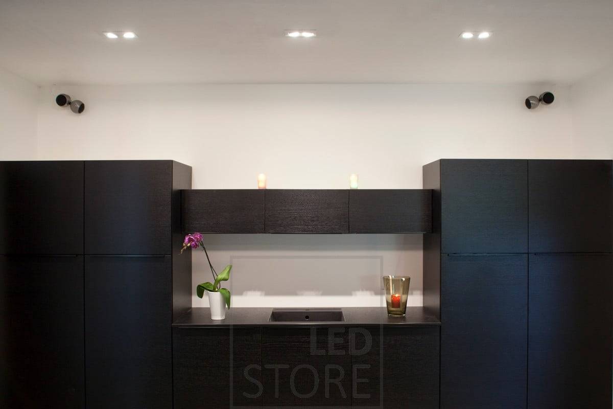 Dans la cuisine, un spot au plafond. Ledstore.fi