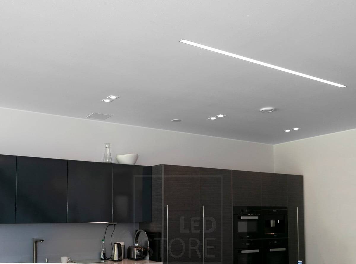 Dans la cuisine, les spots Kantti fixes sont combinés par paires avec un profilé affleurant doté de deux bandes de diodes électroluminescentes. Ledstore.fi