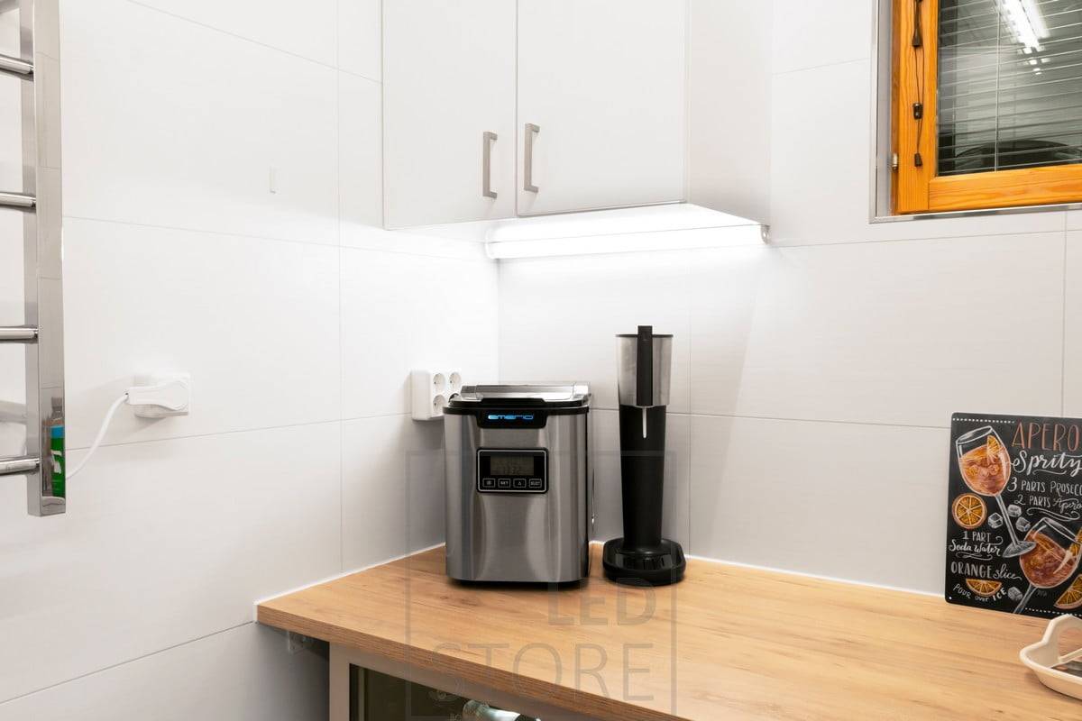 Bande LED dans le profilé d'angle de la base du meuble de cuisine. Ledstore.fi