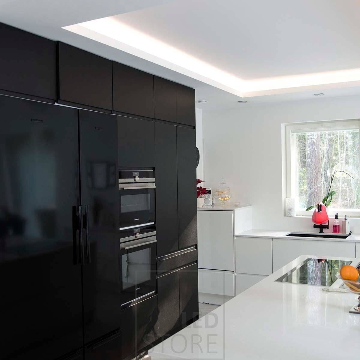 Dans la cuisine, la lumière indirecte circule dans un tiroir de descente. Des bandes de LED créent une belle voûte lumineuse et le châssis est également équipé de downlights encastrés. L'éclairage est efficace, atmosphérique et peut être personnalisé selon les besoins. Ledstore.fi