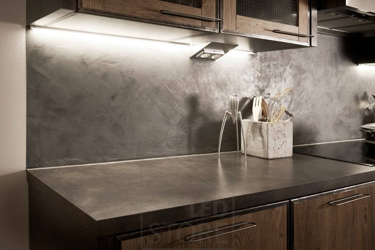 Eclairage du plan de travail de la cuisine avec bande LED dans le profilé d'angle. Ledstore.fi
