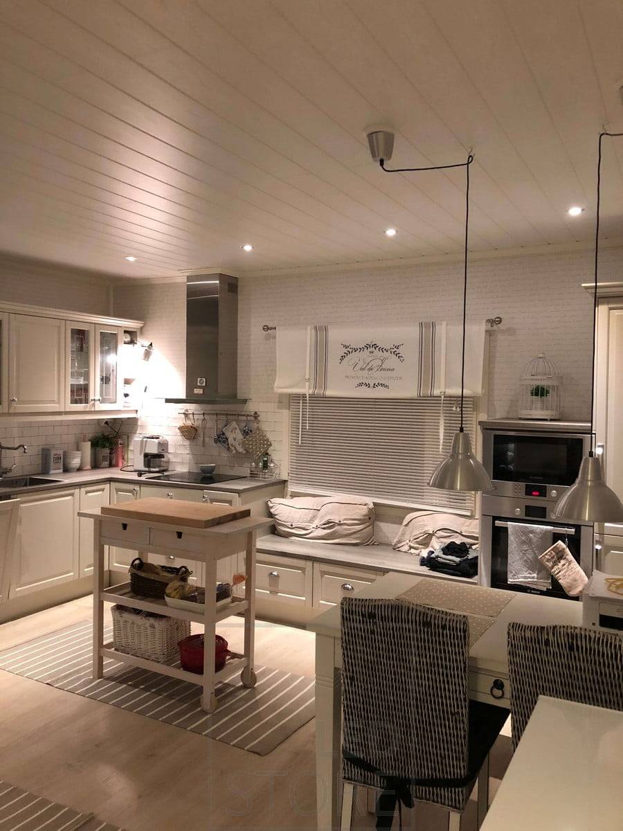 Éclairage de la cuisine avec des spots à leds sur le bord de la pièce et des suspensions sur la table à manger. Ledstore.fi