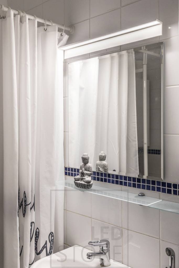 Applique à lames dans la salle de bain, éclairant le miroir et le visage. Ledstore.fi