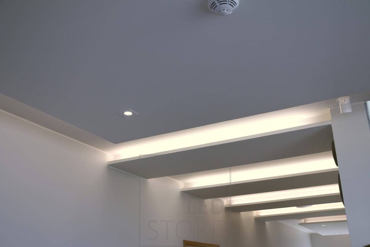 Plafonniers avec bandes LED, l'éclairage crée une lumière d'ambiance dans l'espace. Ledstore.fi