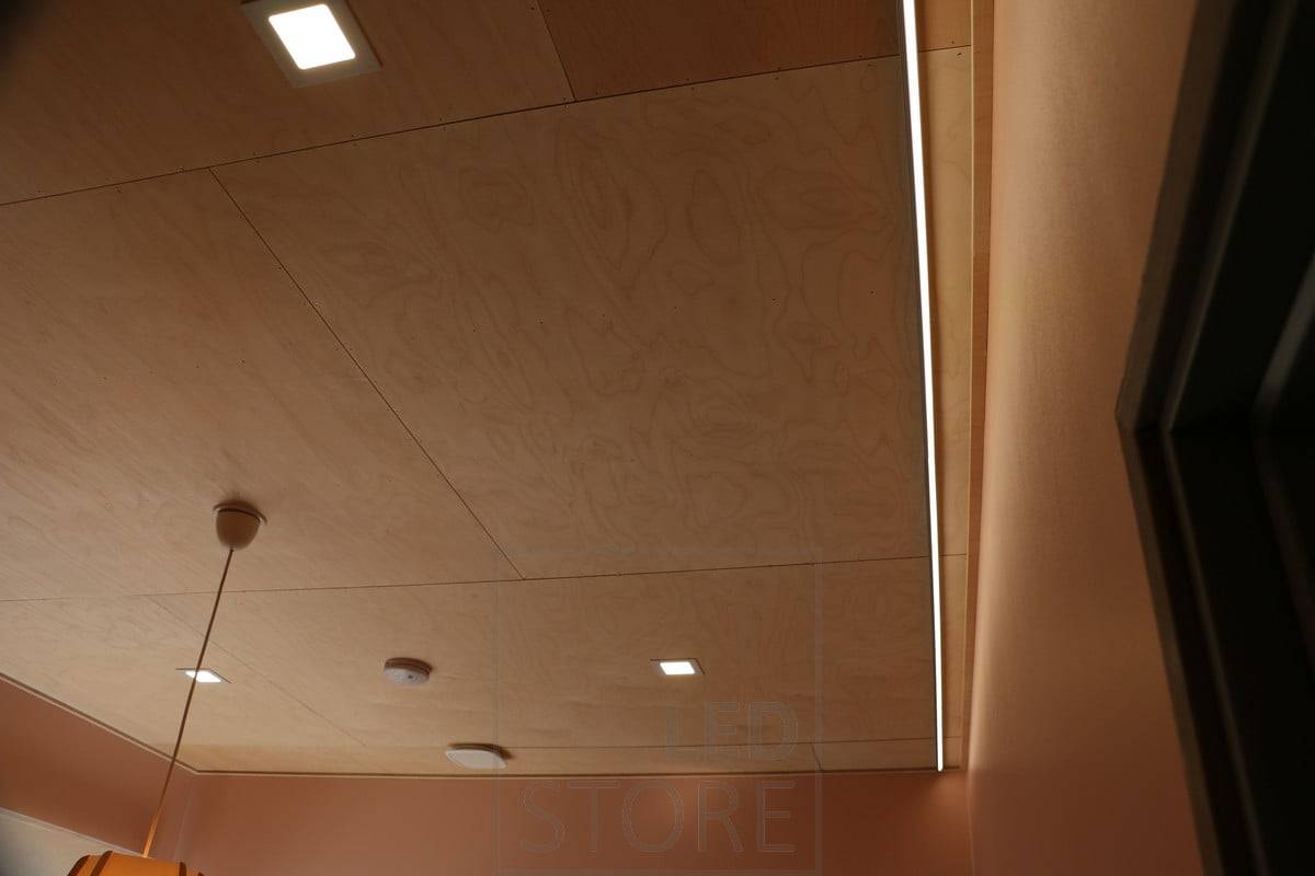 Panneaux lumineux et lumière indirecte dans le salon, avec un plafonnier décoratif au milieu de la pièce. Ledstore.fi