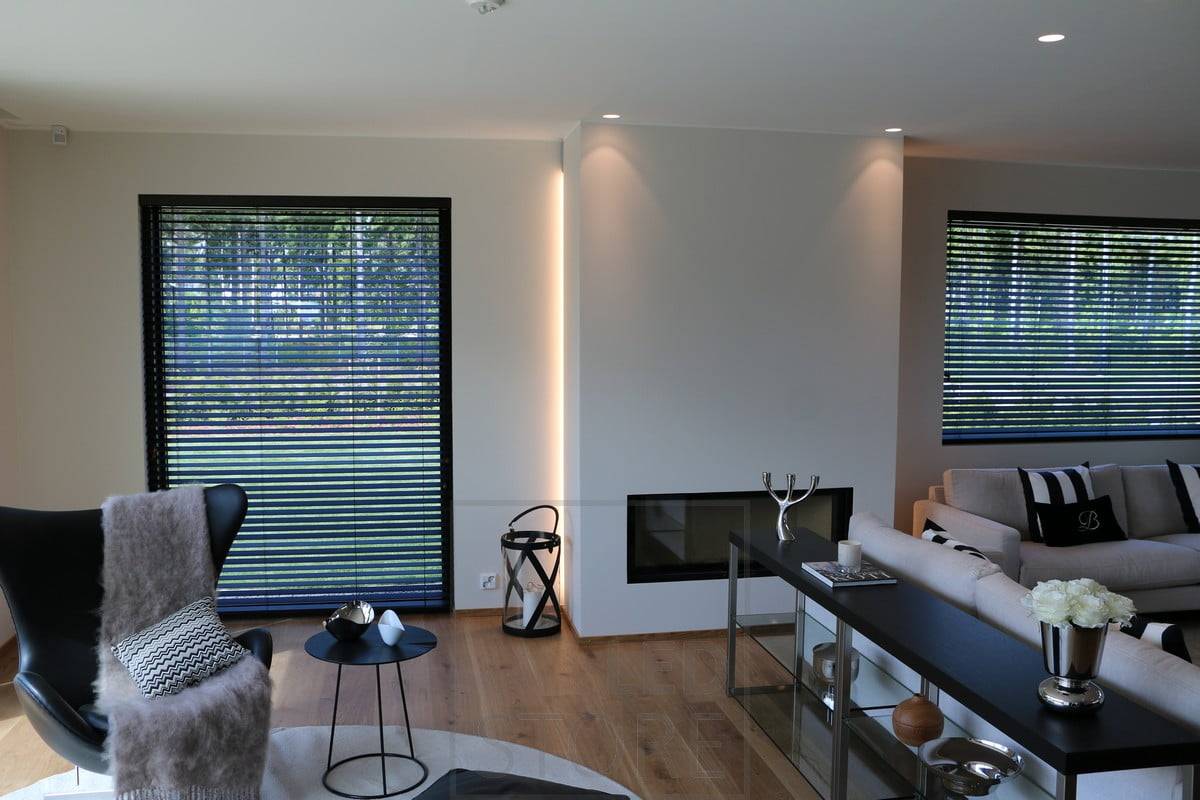 La cheminée est mise en valeur par une lumière indirecte provenant de l'arrière de la cheminée. Le salon est éclairé par des spots, dont deux sont placés à côté de la cheminée pour fournir un éclairage d'accentuation à l'avant. Ledstore.fi