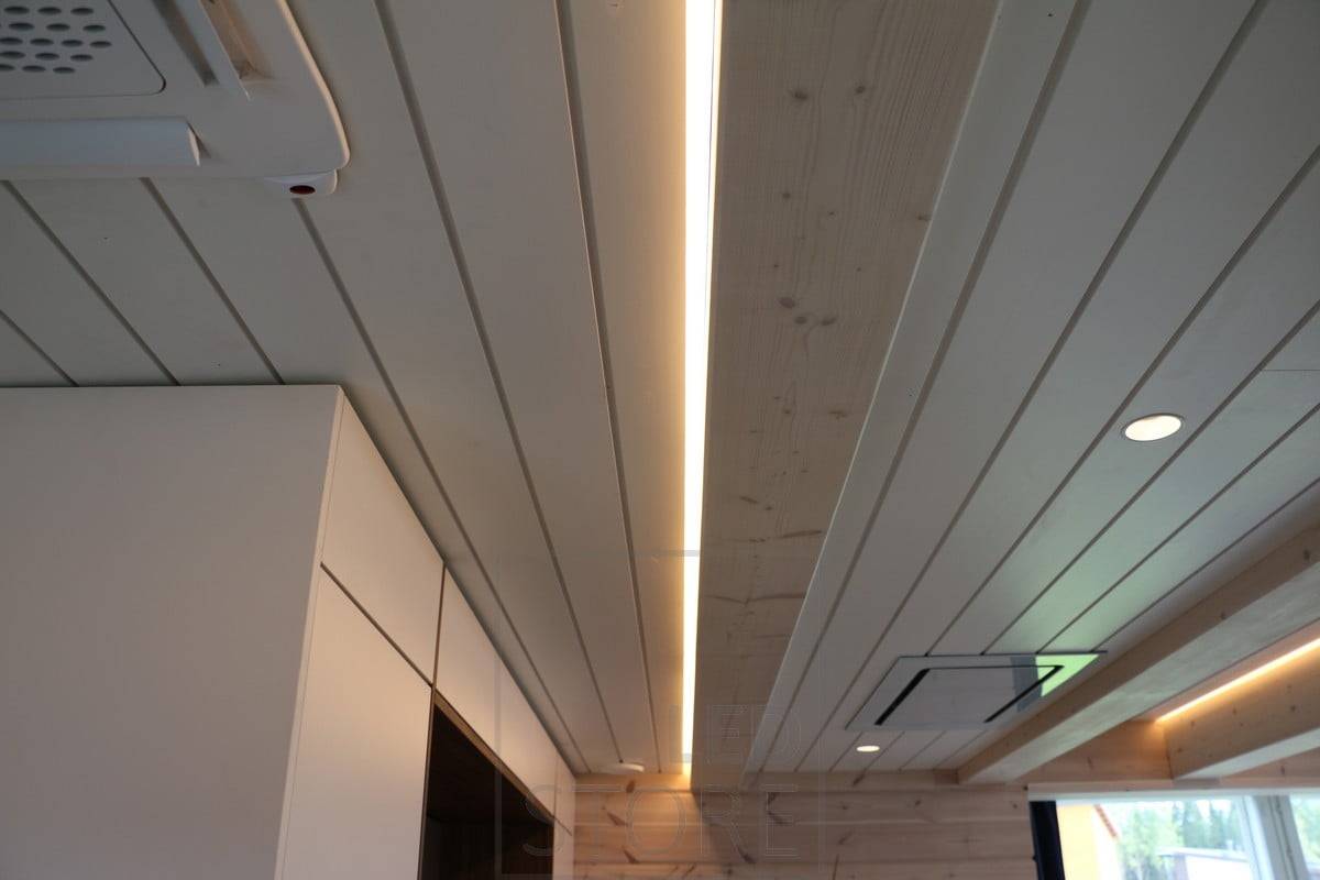 Le bar est magnifiquement mis en valeur par une bande LED montée sur le profilé d'angle. Ledstore.fi