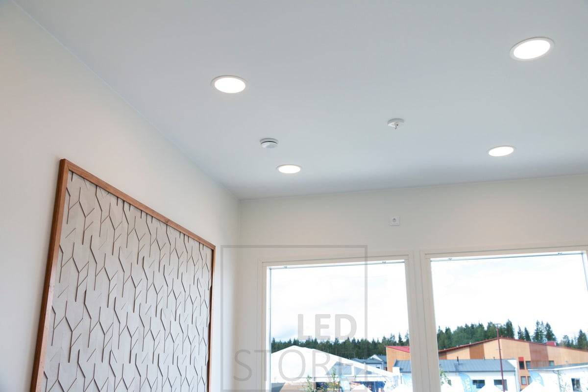 Les luminaires Plafondi au plafond créent un éclairage général uniforme et de haute qualité. Ledstore.fi